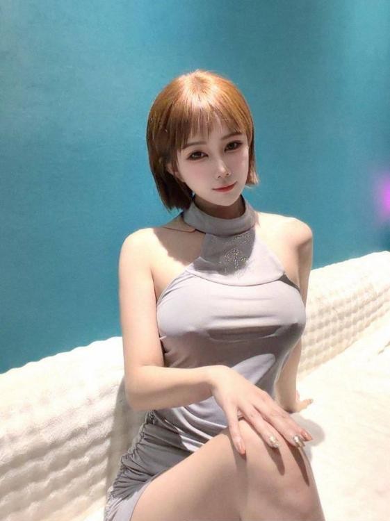 精致短发妹