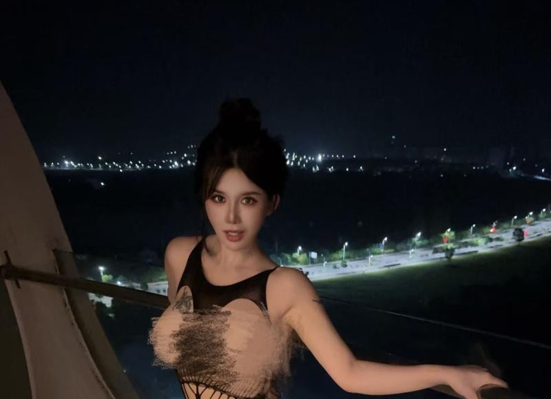 E奶水墨美女