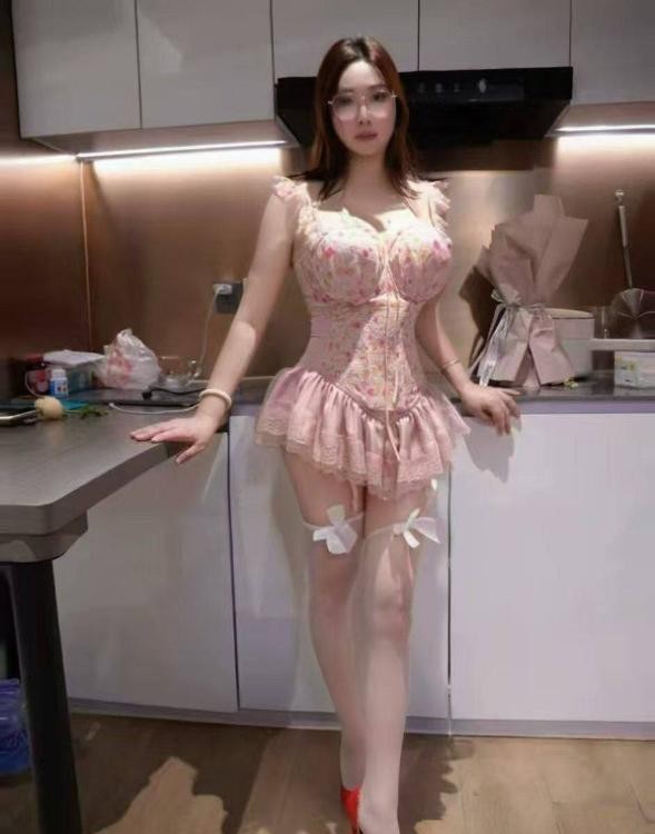 D乳眼镜骚妇