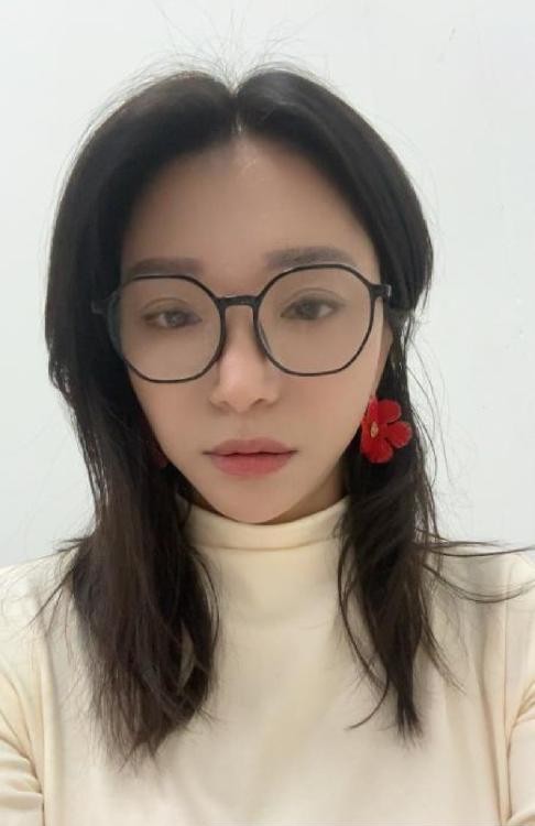 戴眼镜的大胸少妇