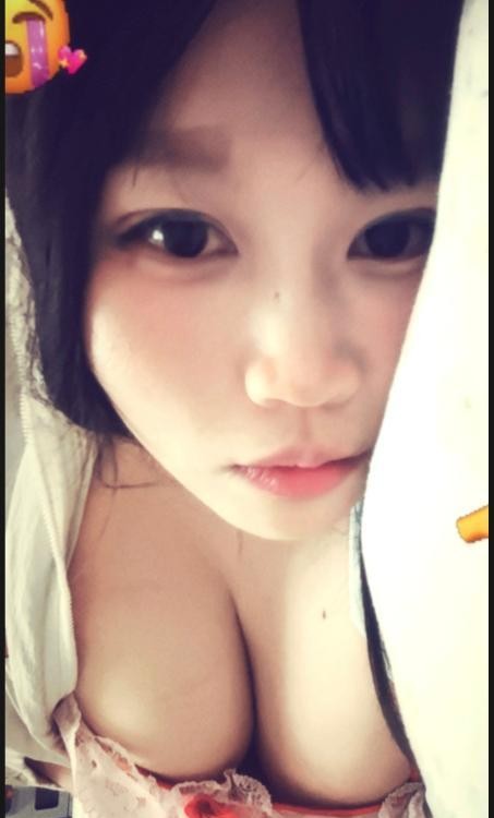 可舌吻E乳妹子