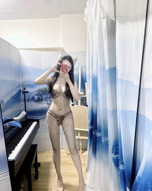 服务系翘臀颜值老师