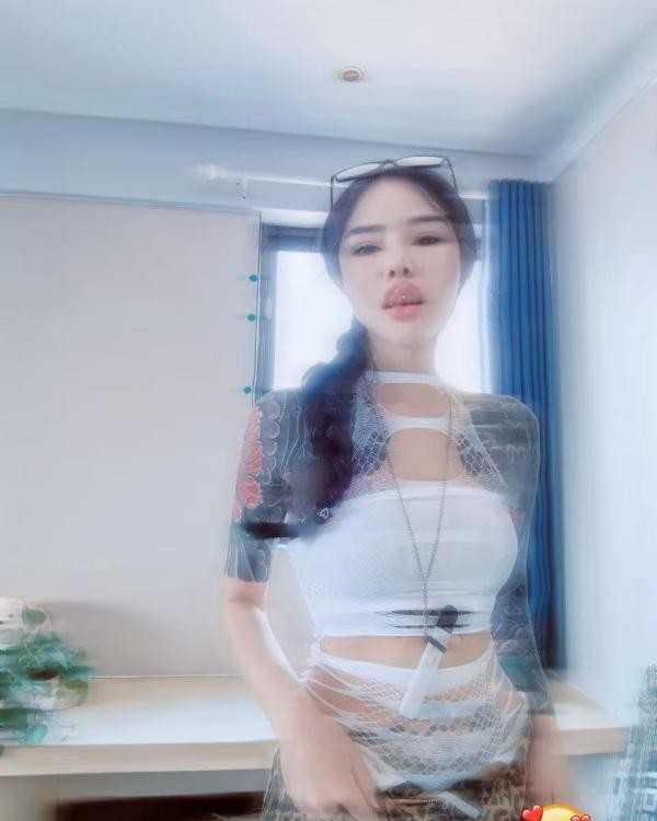 舌钉纹身猫