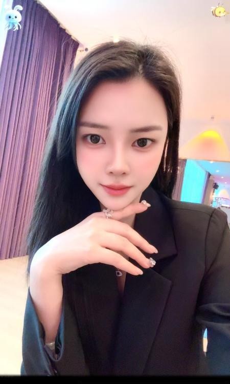 黑丝翘臀美女