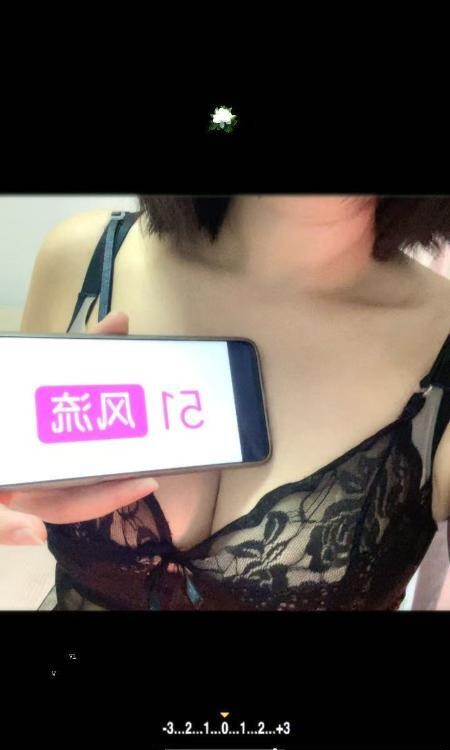 大灯娇小美妇