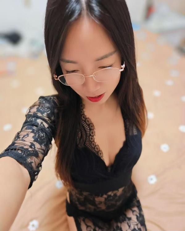黑丝眼镜少妇