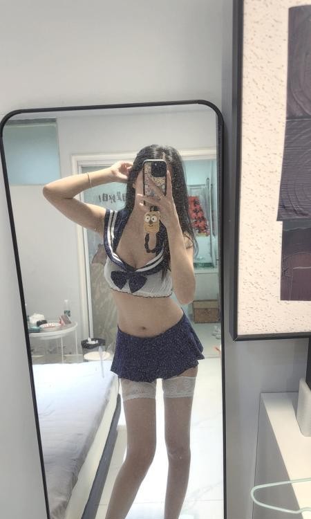 粉嫩蜜桃妹