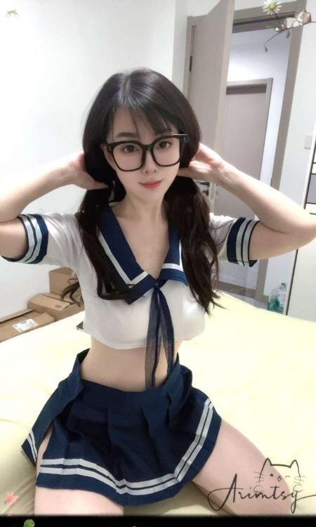 大眼镜框妹妹