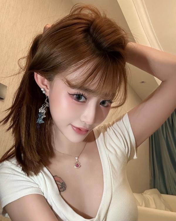 肤白美女小喵