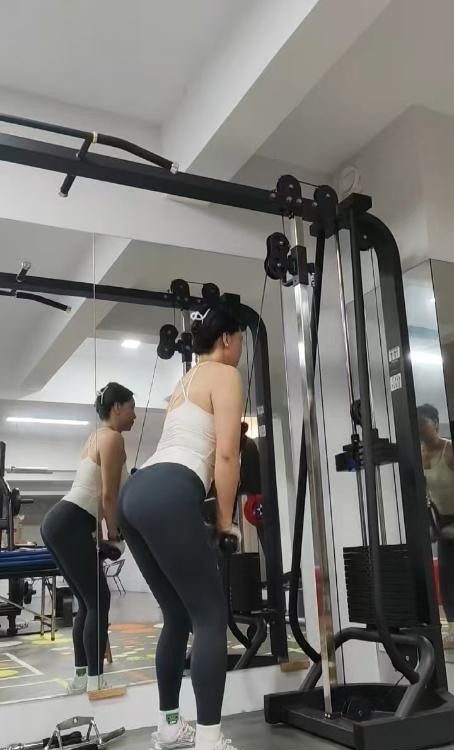 丰满肥臀熟女