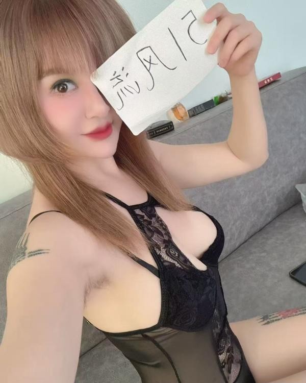 大熊喷水少妇