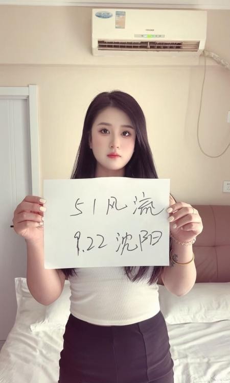 高挑白净嫩妹