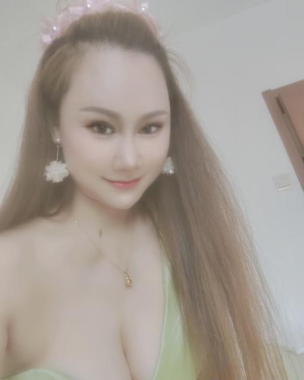 骚气E奶小姐姐