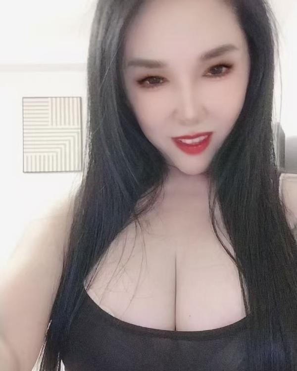大胸依依姐