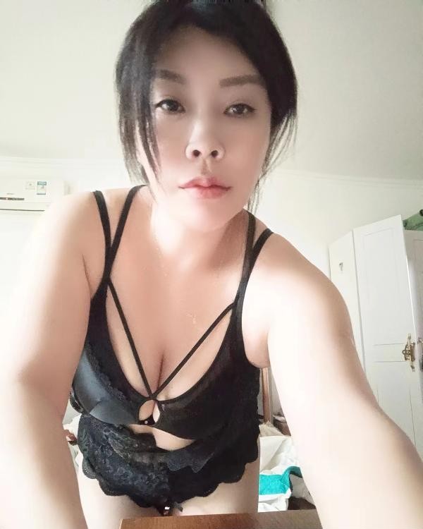 反差大奶御姐