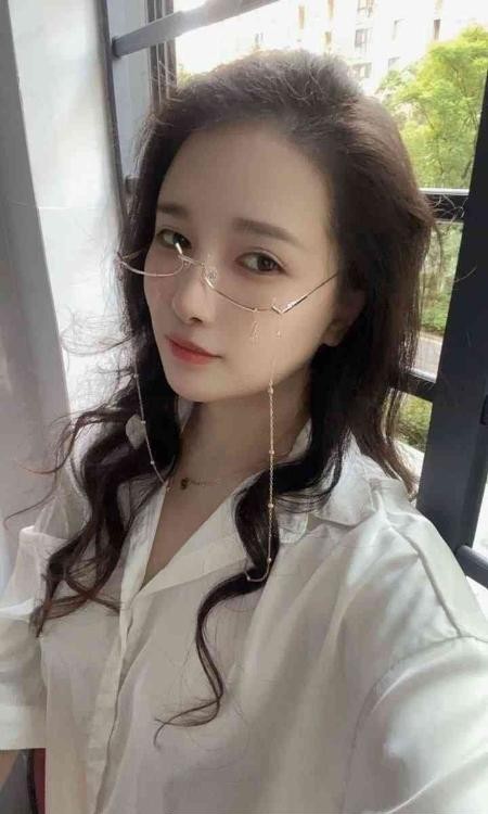 性感眼镜妹