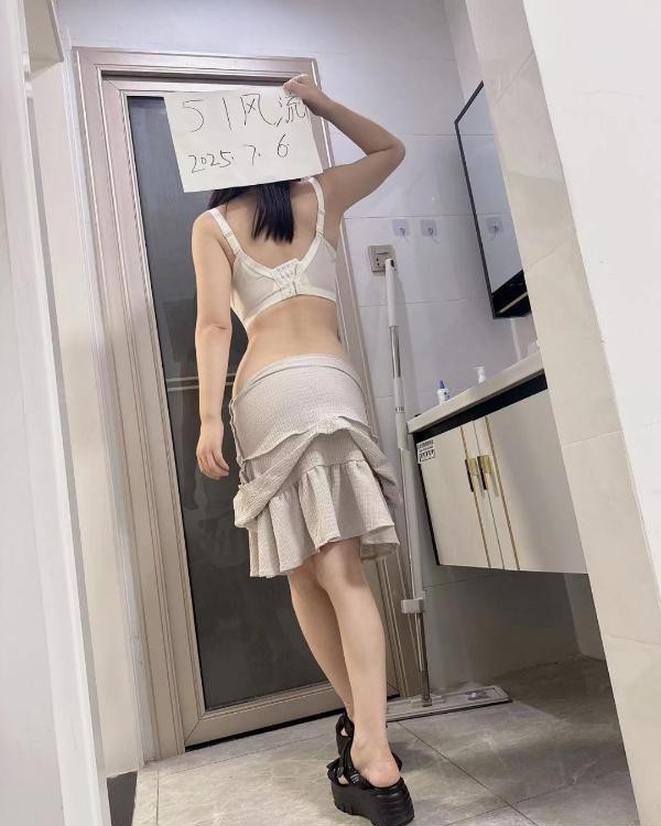 甜甜小美女
