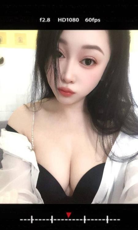 居家丰满少女