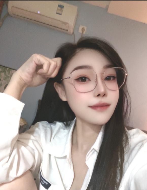 瑜伽老师七七