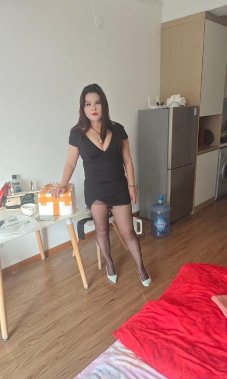 大胸风骚熟女