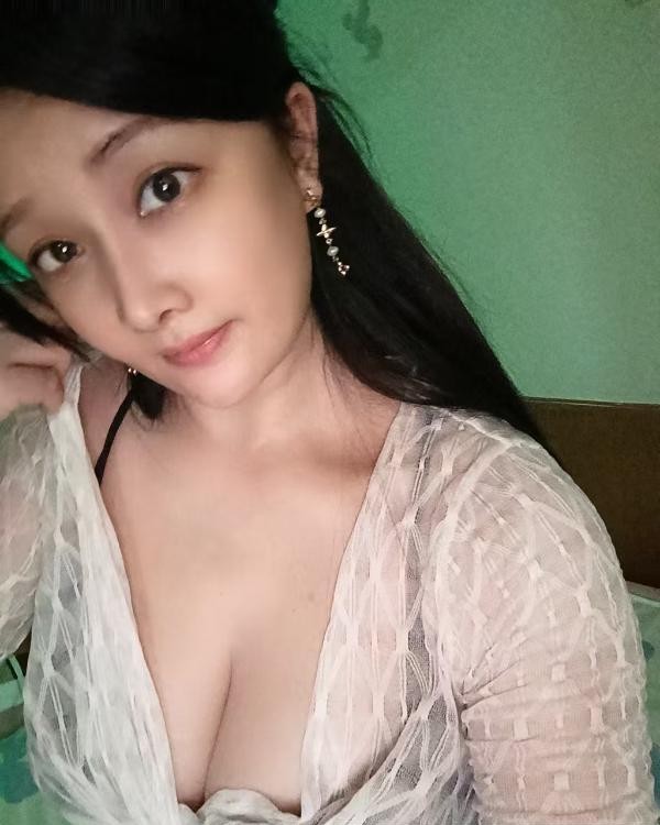 丰满瑜伽教练