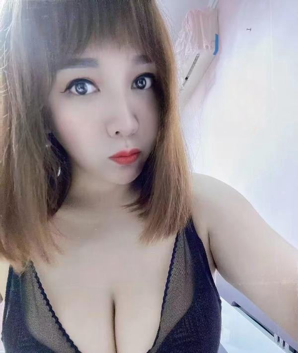迷人大胸少妇潘金兰
