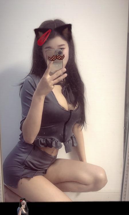 个人性感大长腿骚货