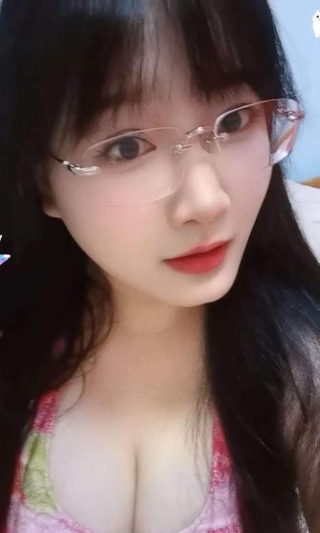 带眼镜的白嫩少妇