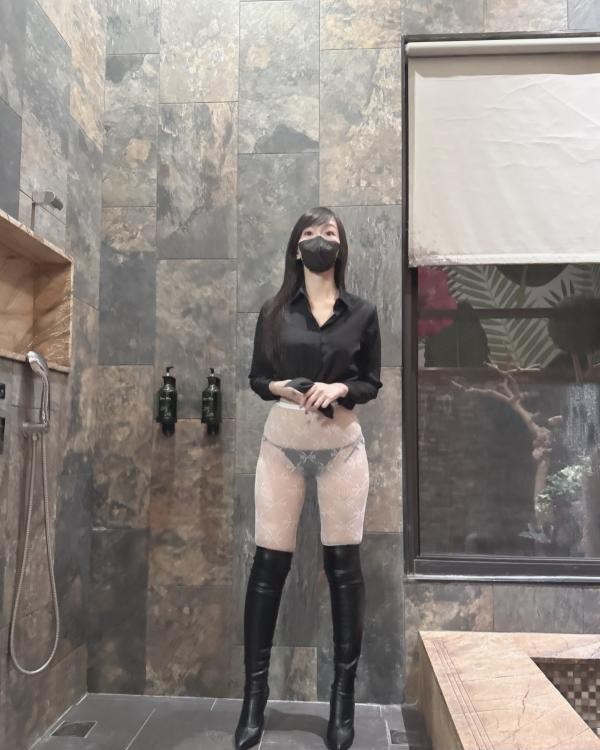 小店温柔反差少妇