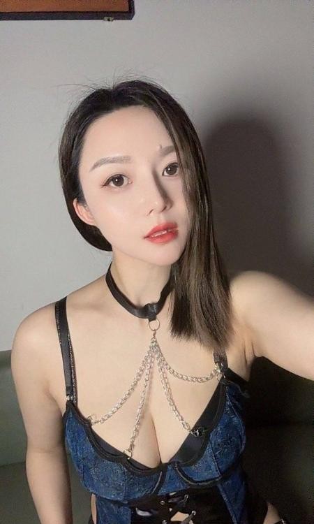 大胸舌吻妹可拍小视频