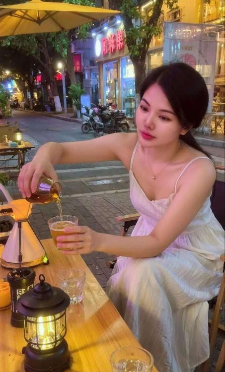 风骚性感肤白大胸妹子