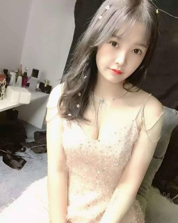 性感肤白小美