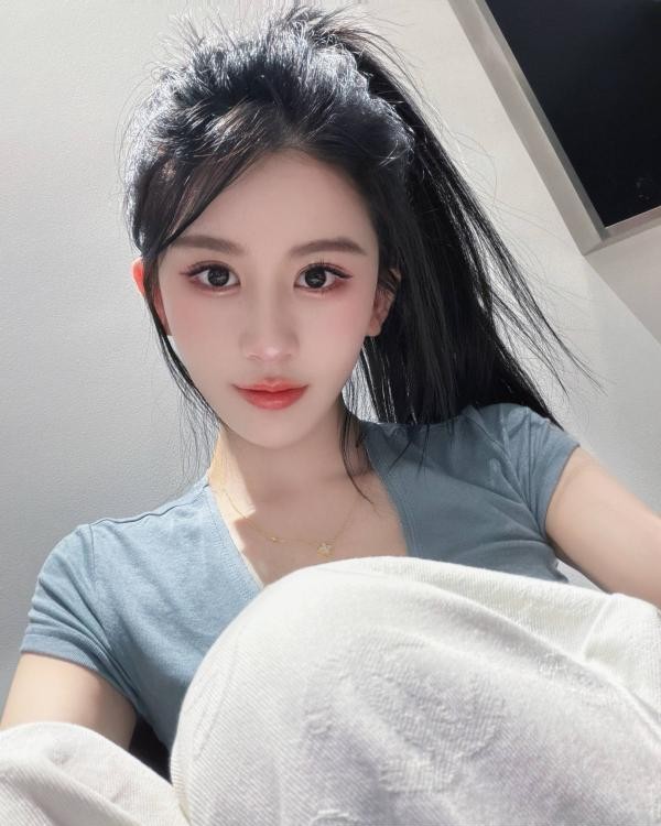 情趣诱惑丝足御姐cc