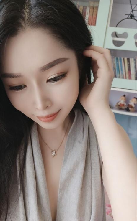 龙华风骚肥臀小妮
