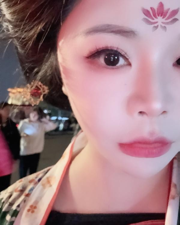 江岸大胸热情妹子