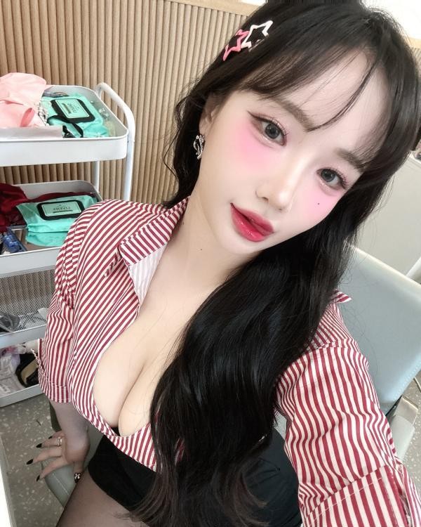 小店纯欲嫩妹夏初