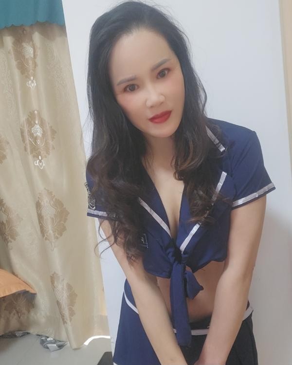 白云梅花园长腿御姐