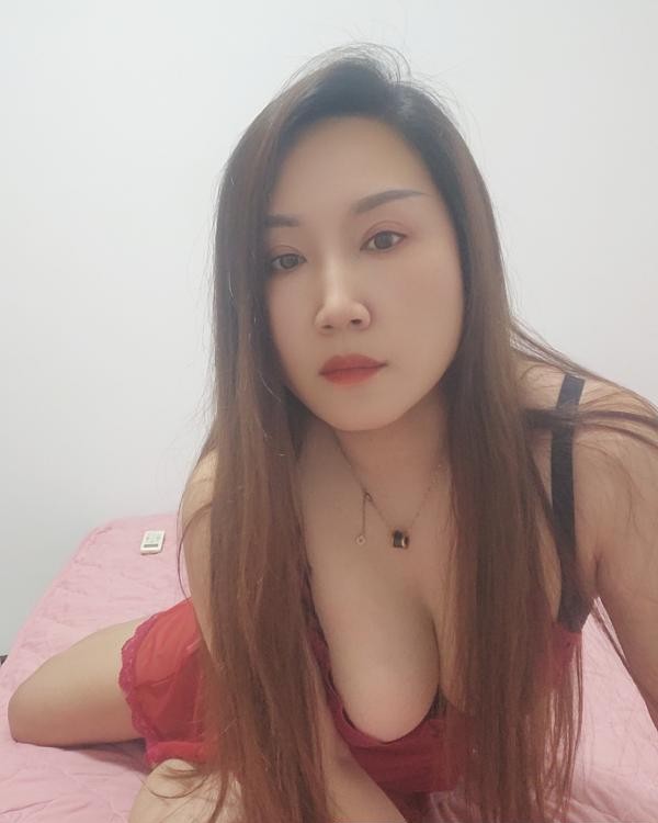 梅花园长发美女