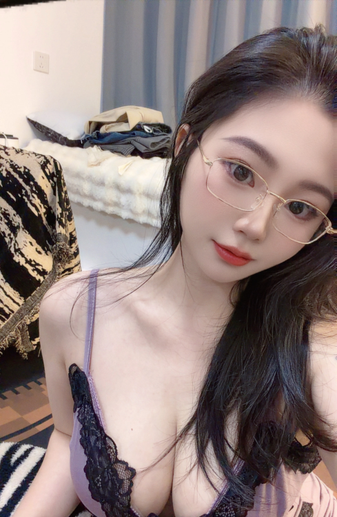 胸大可爱的甜妹妹