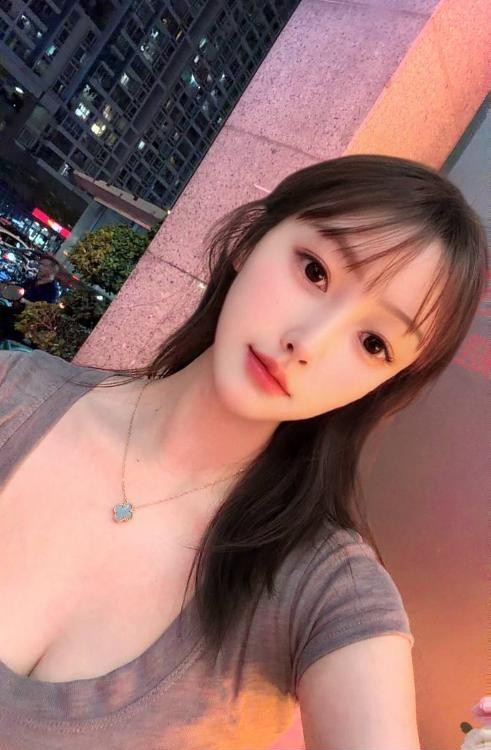 肤白胸大颜值服务妹子