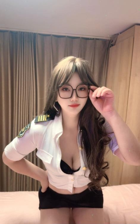 挑灯夜战骚货眼镜妹